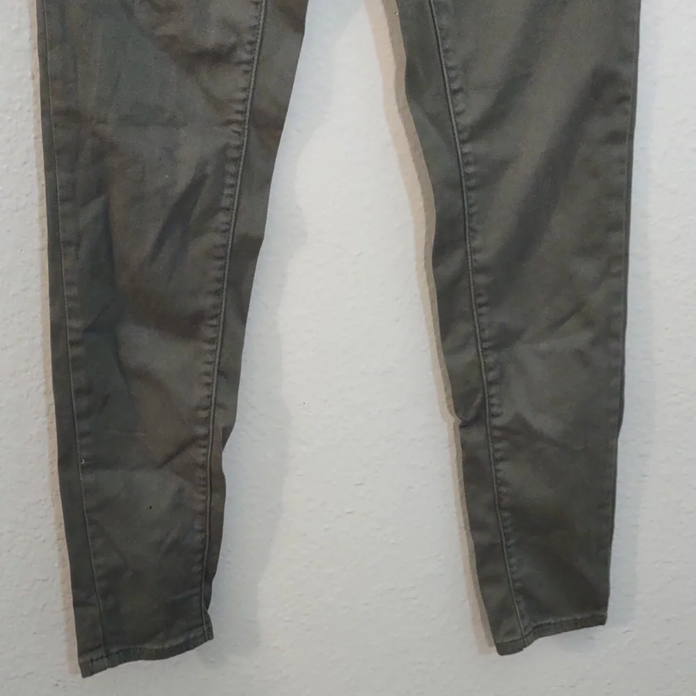 SLIGHTLY USED LEVIS COLOR OLIVE 710 SUPER SKINNY SIZE 25 AS SEEN IN PHOTOS - Picture 6 of 10